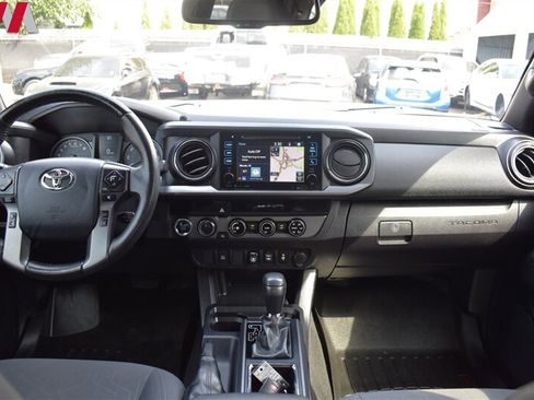 Used 2018 Toyota Tacoma TRD Off-Road AWD/4WD image 13