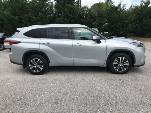 Used 2022 Toyota Highlander XLE AWD/4WD image 9