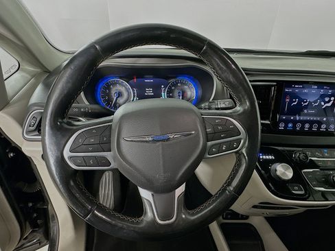 Used 2020 Chrysler Pacifica Touring-L Plus w/ Tire & Wheel Group image 11