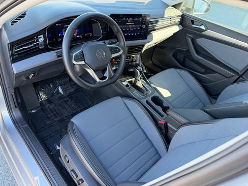 Certified 2025 Volkswagen Jetta SE w/ Black Wheel Package image 2