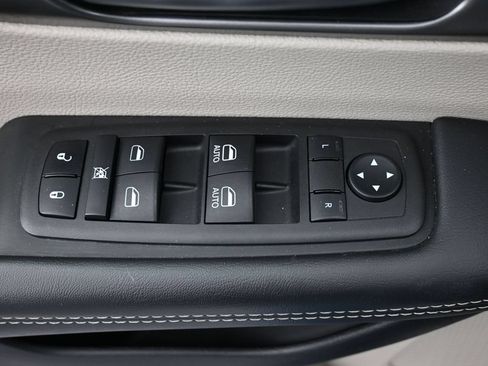 Used 2023 Chrysler Pacifica Touring-L FWD image 25
