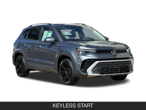 Used 2025 Volkswagen Taos SE w/ Panoramic Sunroof Package FWD image 2