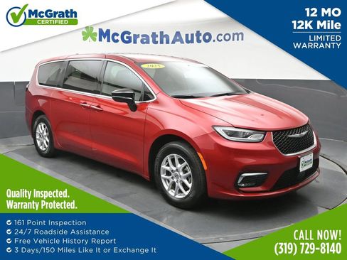 Used 2025 Chrysler Pacifica Select FWD image 1