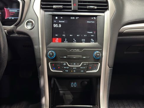 Used 2019 Ford Fusion SE image 25