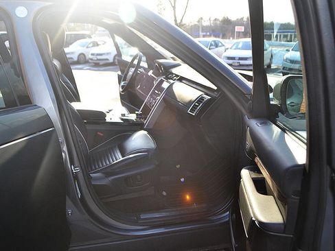 Used 2017 Land Rover Discovery HSE image 19