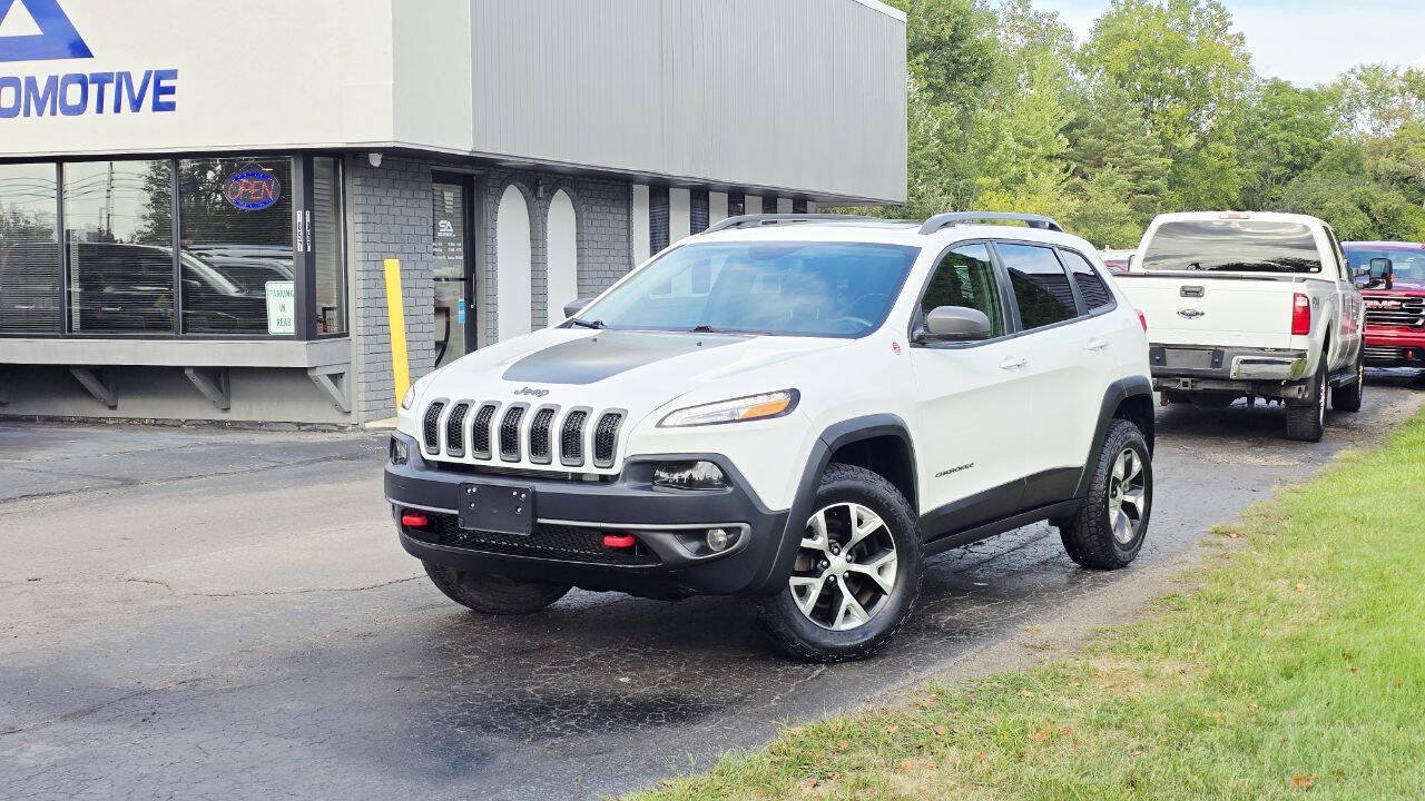 Used 2018 Jeep Cherokee Trailhawk AWD/4WD image 2