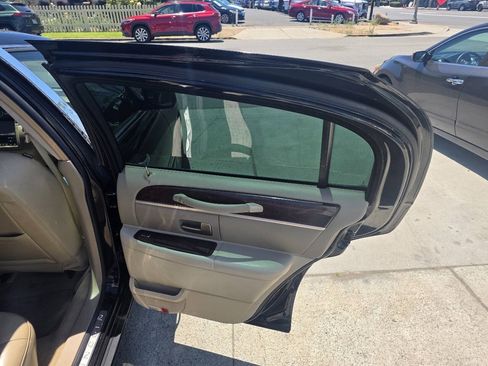Used 2006 Lincoln Town Car Designer Series RWD image 11