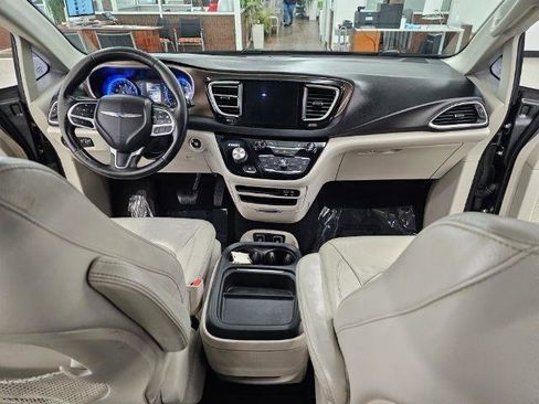 Used 2017 Chrysler Pacifica Touring-L FWD image 9
