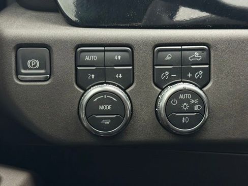 Used 2025 GMC Sierra 3500 SLT w/ SLT Premium Package image 28