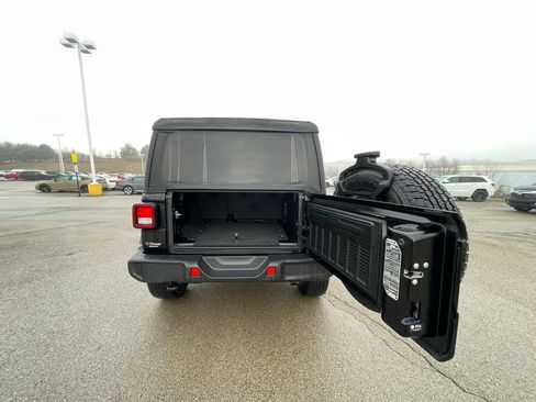 Used 2022 Jeep Wrangler Unlimited Sahara AWD/4WD image 17