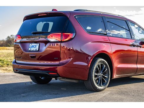 Used 2020 Chrysler Pacifica Touring-L w/ Advanced Safetytec Group image 13