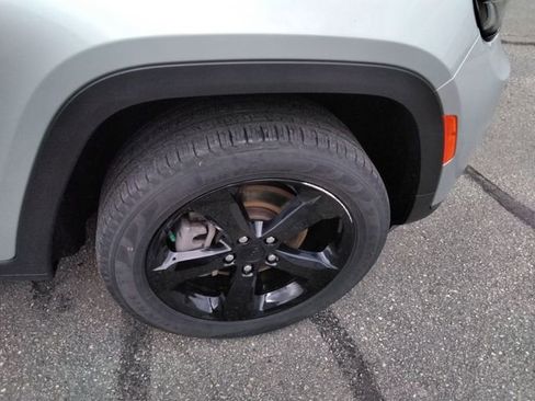 Used 2024 Jeep Grand Cherokee L Limited w/ Black Appearance Package image 17