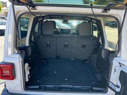 Used 2025 Jeep Wrangler Sahara image 27