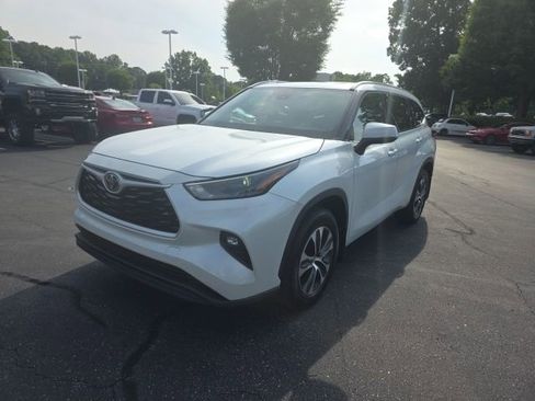 Used 2022 Toyota Highlander XLE AWD/4WD image 4