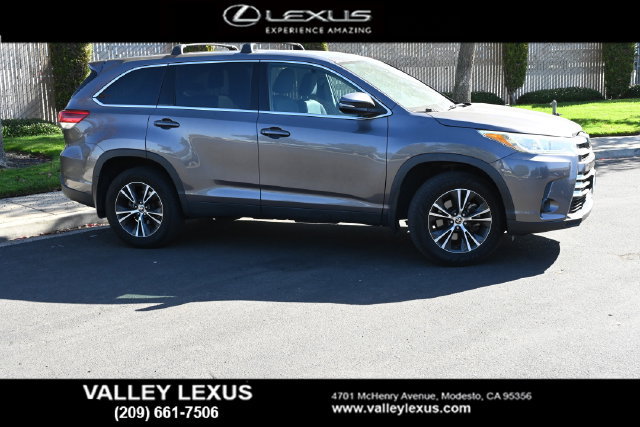Used 2019 Toyota Highlander LE AWD/4WD image 3