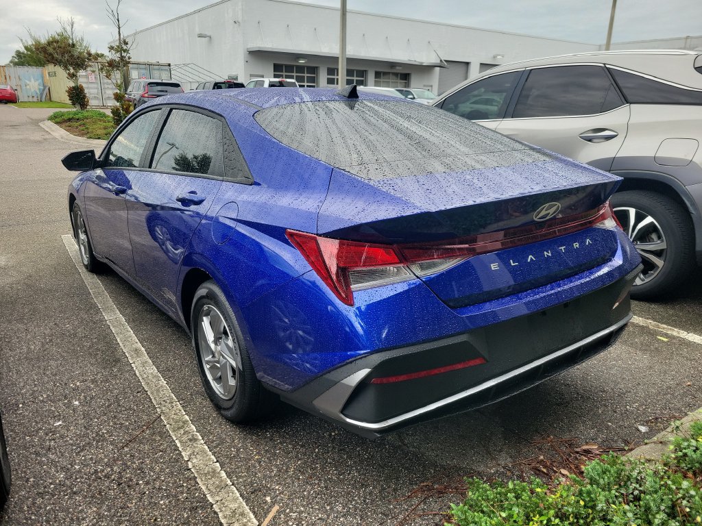 Used 2026 Hyundai Elantra SE FWD image 4