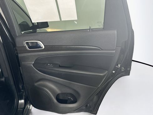 Used 2018 Jeep Grand Cherokee Laredo image 28