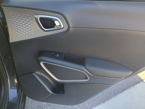 Used 2023 Kia Soul LX w/ LX Technology Package image 18