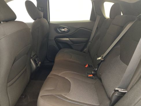 Used 2019 Jeep Cherokee Latitude w/ Popular Appearance Group FWD image 18