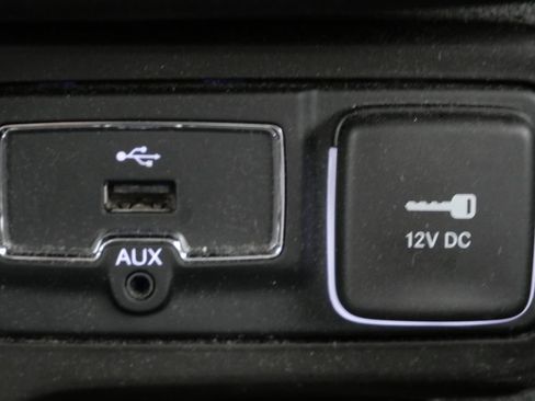 Used 2023 Jeep Renegade Latitude AWD/4WD image 21