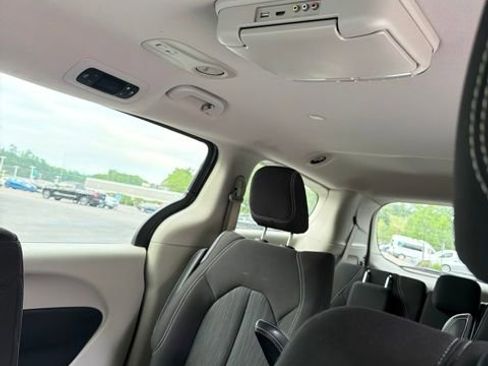 Used 2020 Chrysler Voyager LX FWD image 16