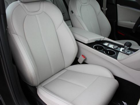 Used 2025 Genesis G70 2.5T RWD image 22