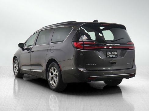 Used 2023 Chrysler Pacifica Limited image 3