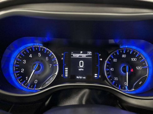 Used 2020 Chrysler Pacifica Touring-L FWD image 38
