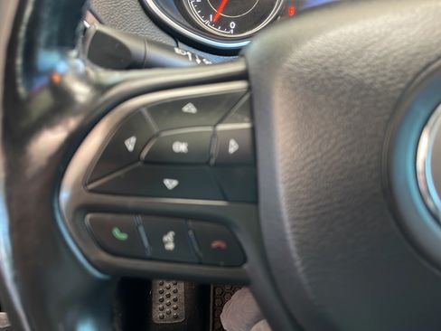Used 2019 Jeep Cherokee Trailhawk w/ Comfort/Convenience Group AWD/4WD image 17