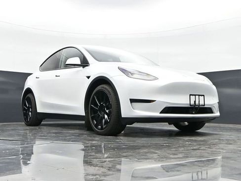 Used 2023 Tesla Model Y Long Range AWD/4WD image 35