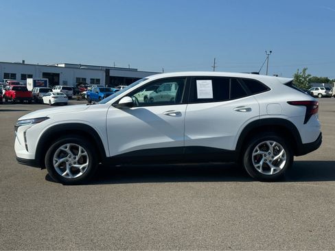 Used 2024 Chevrolet Trax LS w/ LS Convenience Package FWD image 4