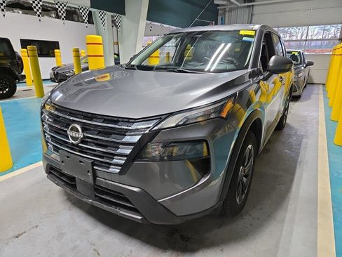 Used 2024 Nissan Rogue SV image 1