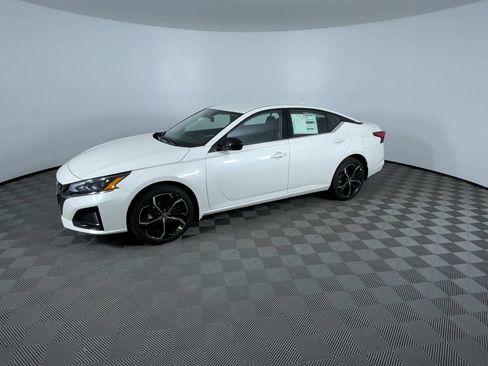 Certified 2025 Nissan Altima 2.5 SR AWD/4WD image 4