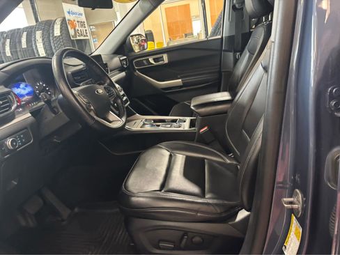 Used 2021 Ford Explorer XLT w/ Equipment Group 202A AWD/4WD image 17