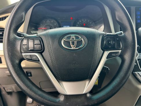Used 2017 Toyota Sienna LE image 24