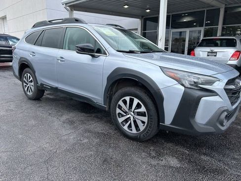 Used 2023 Subaru Outback Premium AWD/4WD image 3