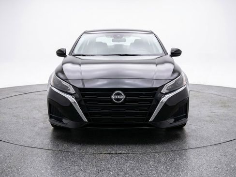 Used 2025 Nissan Altima 2.5 SV FWD image 2