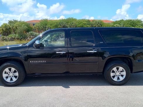 Used 2007 Chevrolet Suburban LTZ w/ LTZ Preferred Equipment Group image 1