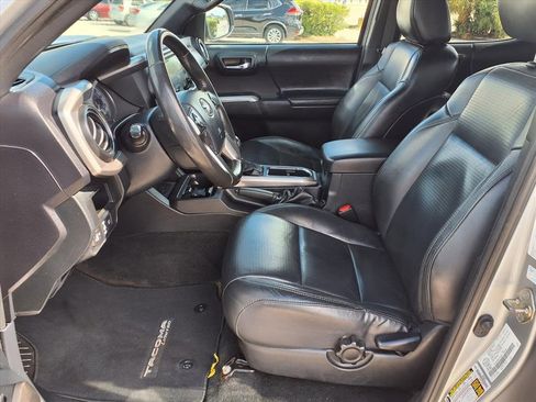 Used 2019 Toyota Tacoma Limited image 23