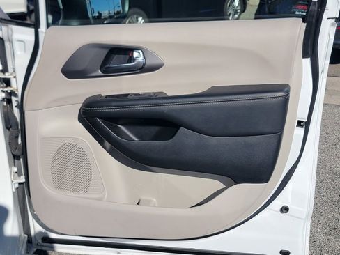 Certified 2023 Chrysler Pacifica Touring-L image 25