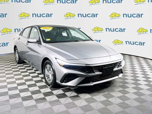 Certified 2025 Hyundai Elantra SE FWD image 1