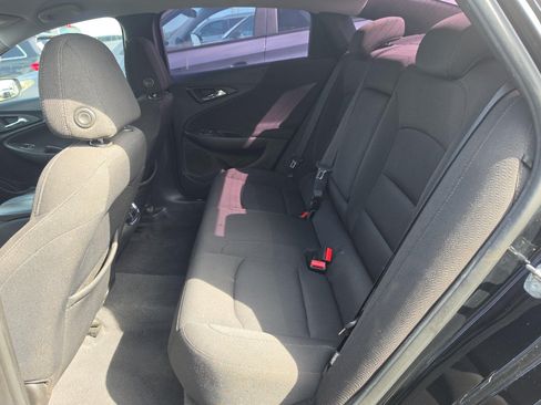Used 2019 Chevrolet Malibu LT FWD image 2