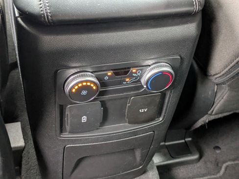 Used 2022 Ford Explorer XLT image 24