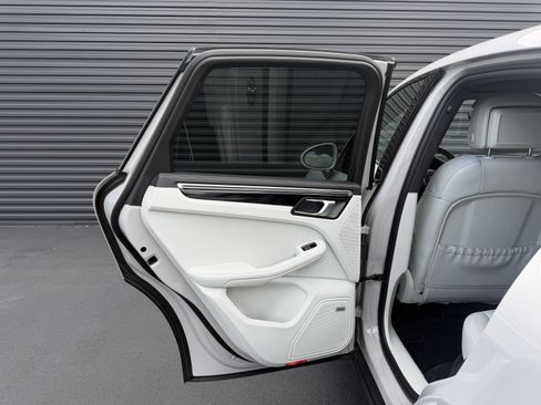 Certified 2024 Porsche Macan AWD/4WD image 22