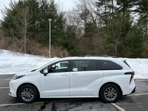 New 2026 Toyota Sienna LE image 2