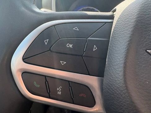 Used 2024 Chrysler Pacifica Touring-L FWD image 33