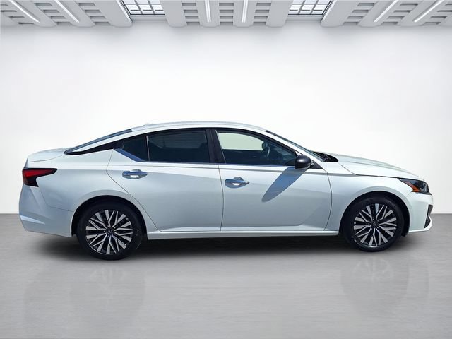 Used 2025 Nissan Altima 2.5 SV FWD image 35