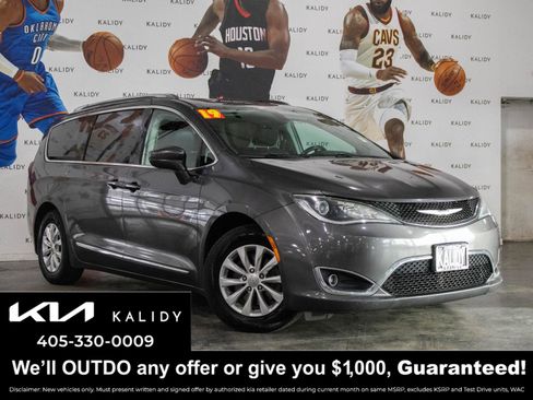 Used 2019 Chrysler Pacifica Touring-L image 1