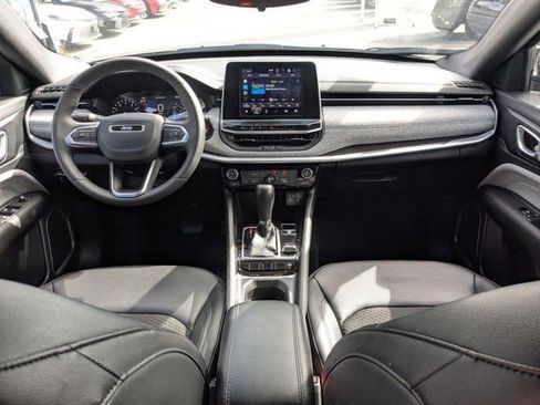 Used 2025 Jeep Compass Latitude image 23