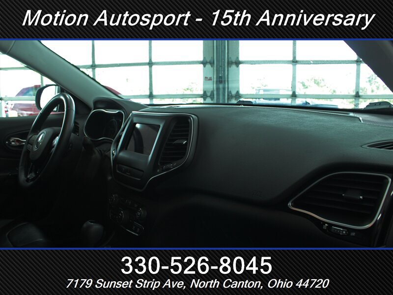 Used 2019 Jeep Cherokee Latitude Plus AWD/4WD image 26